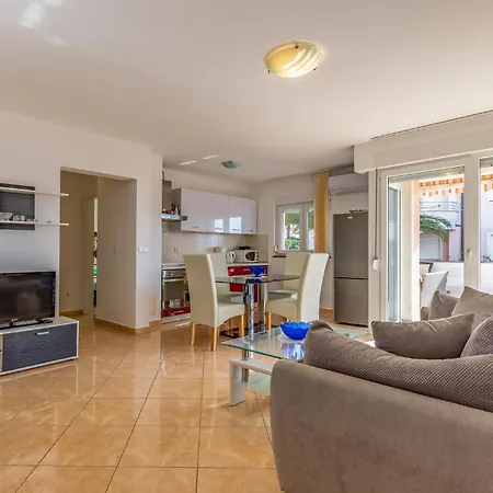 2 Bedroom Gorgeous In Apartamento *
