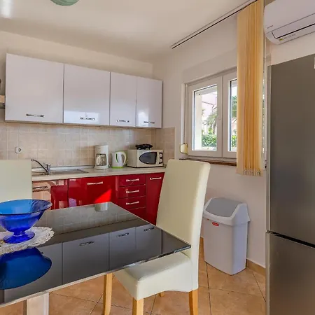 2 Bedroom Gorgeous In Medulin