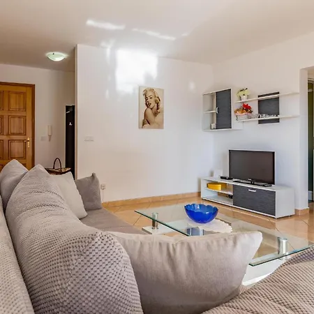 2 Bedroom Gorgeous In Apartment