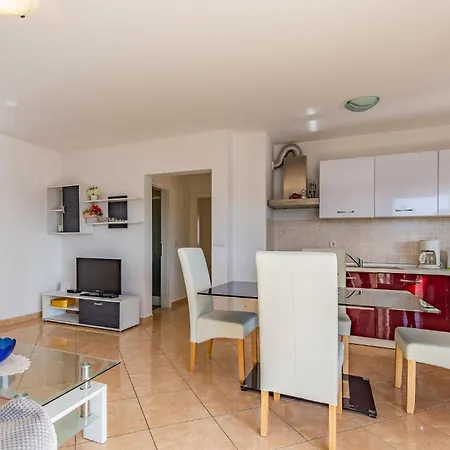 2 Bedroom Gorgeous In Apartment *